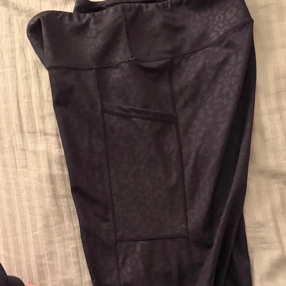 Constantly Varied Gear- Black on Black-Cheetah Print Full Length Leggings- XXL - Picture 6 of 6